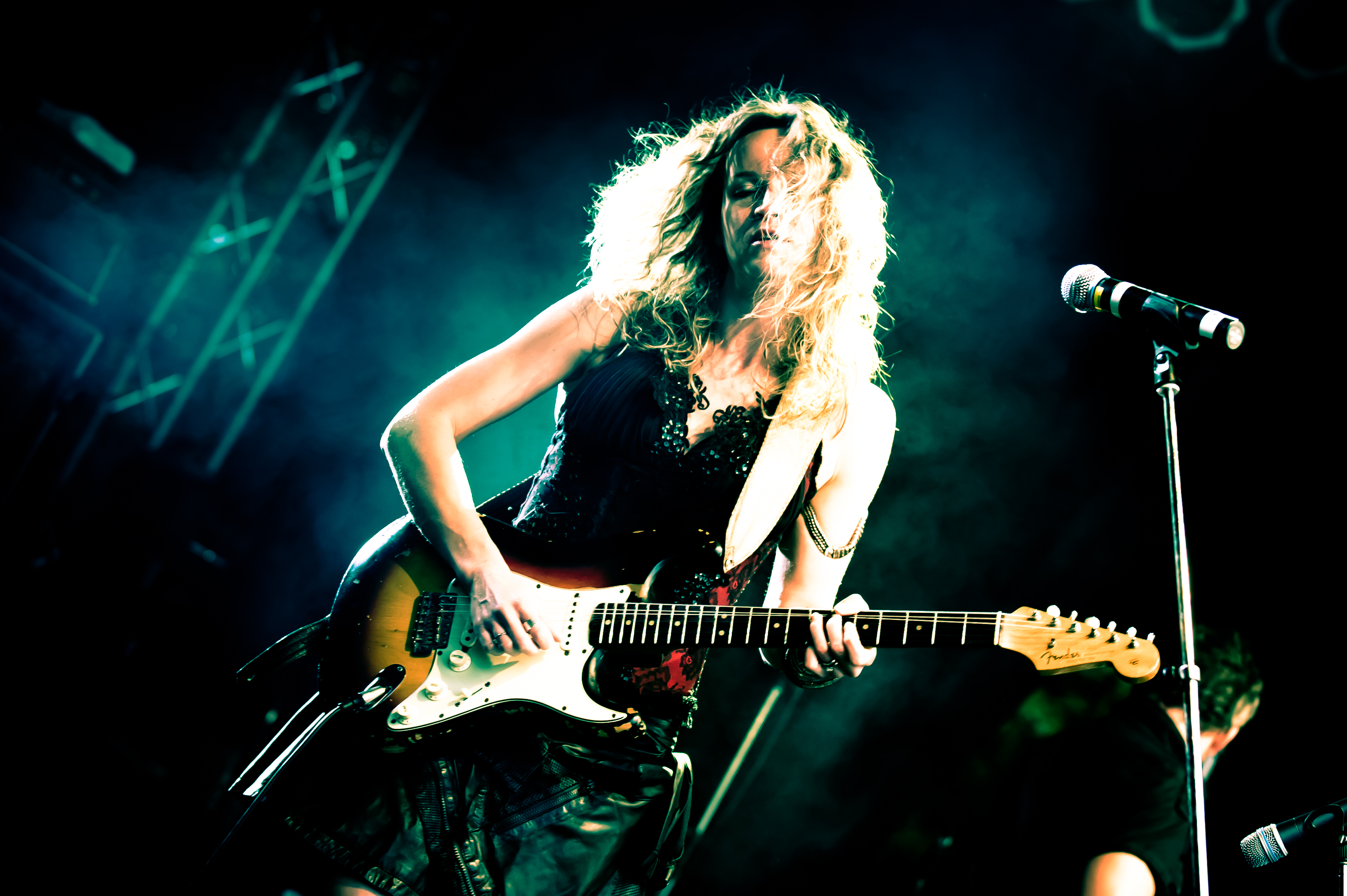 ANA POPOVIC: FROM ‘BLUE ROOM’ JAMS TO GUITAR SUPERSTAR