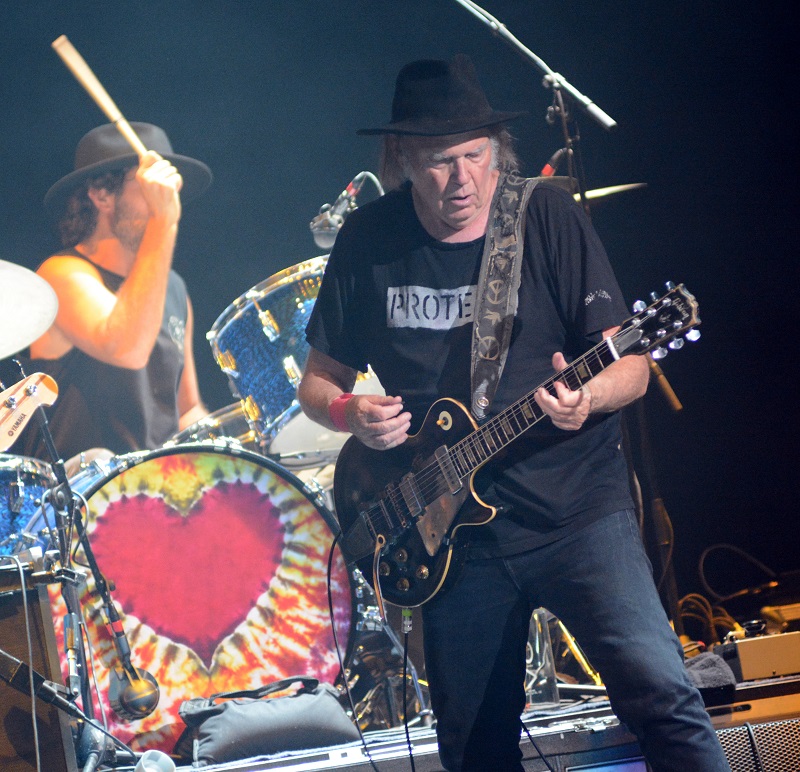 'OLD MAN' NEIL YOUNG'S EPIC SET HIGHLIGHTS INAUGURAL OUTLAW FEST ...
