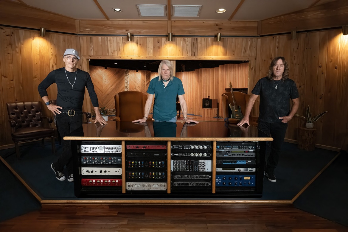 STEVE MORSE CONTINUES TO PUSH THE BOUNDARIES OF GUITAR